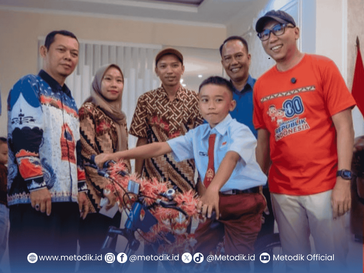 Aksi Panjat Tiang Bendera Raihan Terbayarkan, Iyay Mirza Beri Hadiah Sepeda hingga Tabungan