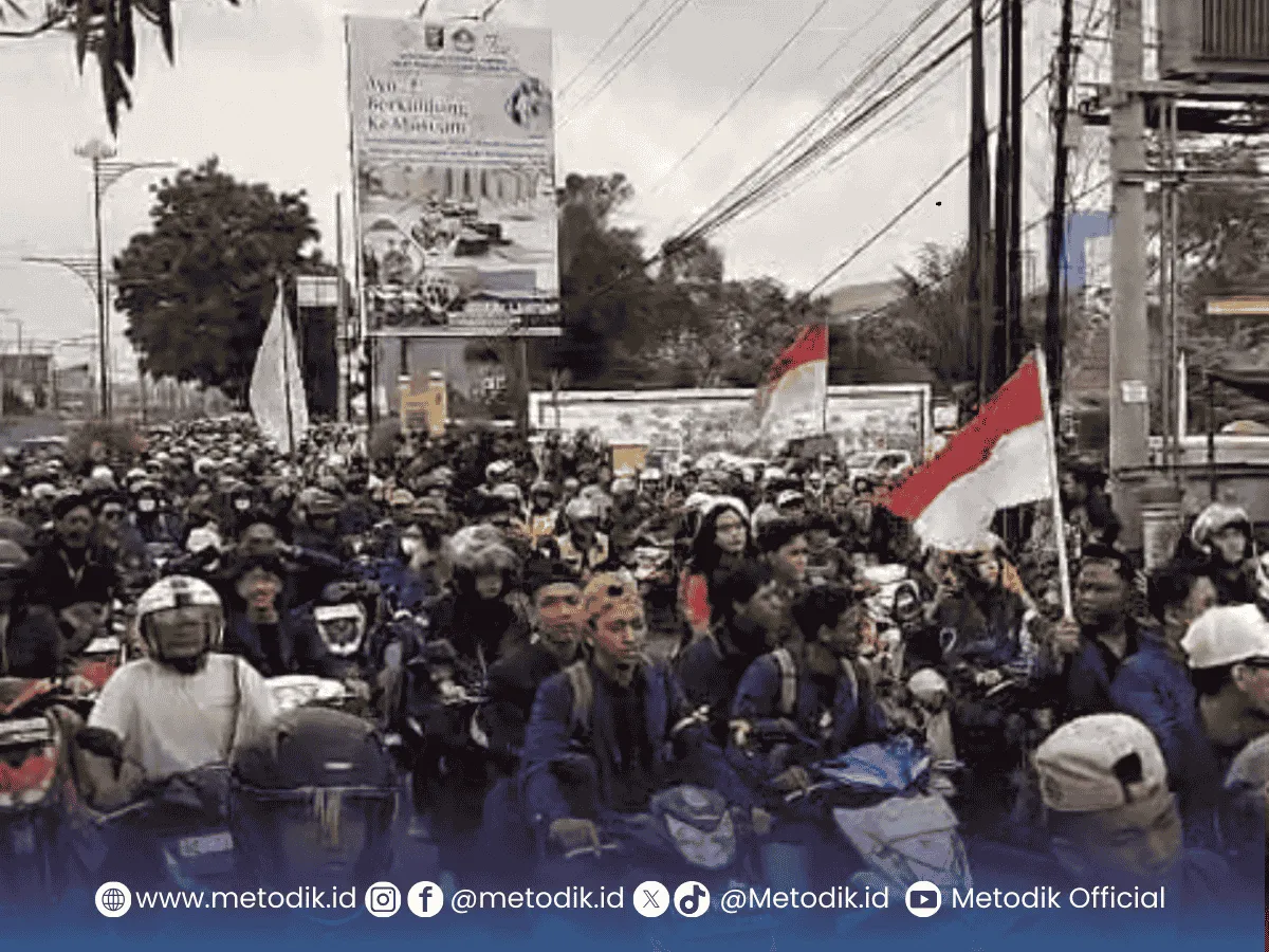 Tegang, Ribuan Massa Aksi Berdatangan Kepung DPRD Lampung