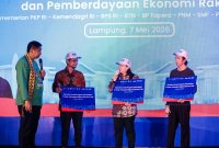 Menteri PKP Maruarar Sirait Serahkan secara Simbolis Bantuan Kredit Program Perumahan Berbunga Rendah