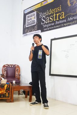 RESIDENSI SASTRA: BAHAS AMBIGUITAS PUISI DAN EKOSISTEM SASTRA DIGITAL