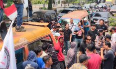 Bersitegang, Massa ALAMBAKA Kunci Pagar Tantang PTPN I Regional 7 “Buka-bukaan” Soal HGU